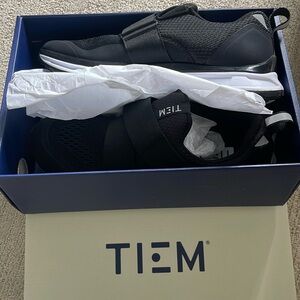 New!! Tiem spin shoes, black, size 8.5 with cleat installed!
